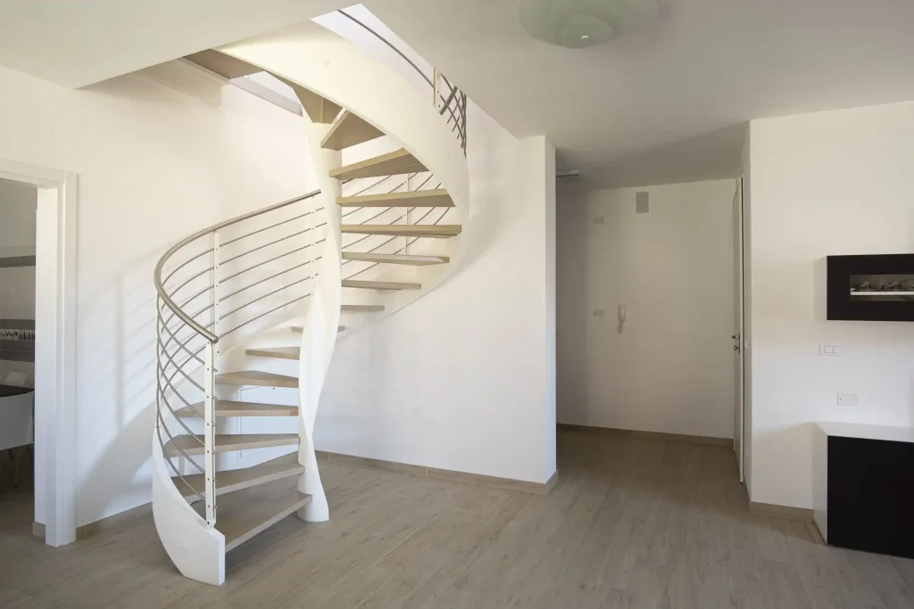 Scala da interno Tornado Wood con fascioni bianchi e gradini in rovere tinta campione